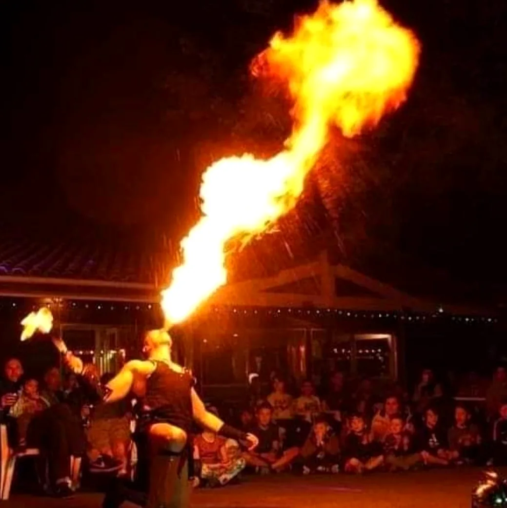Public regardant un cracheur de feu