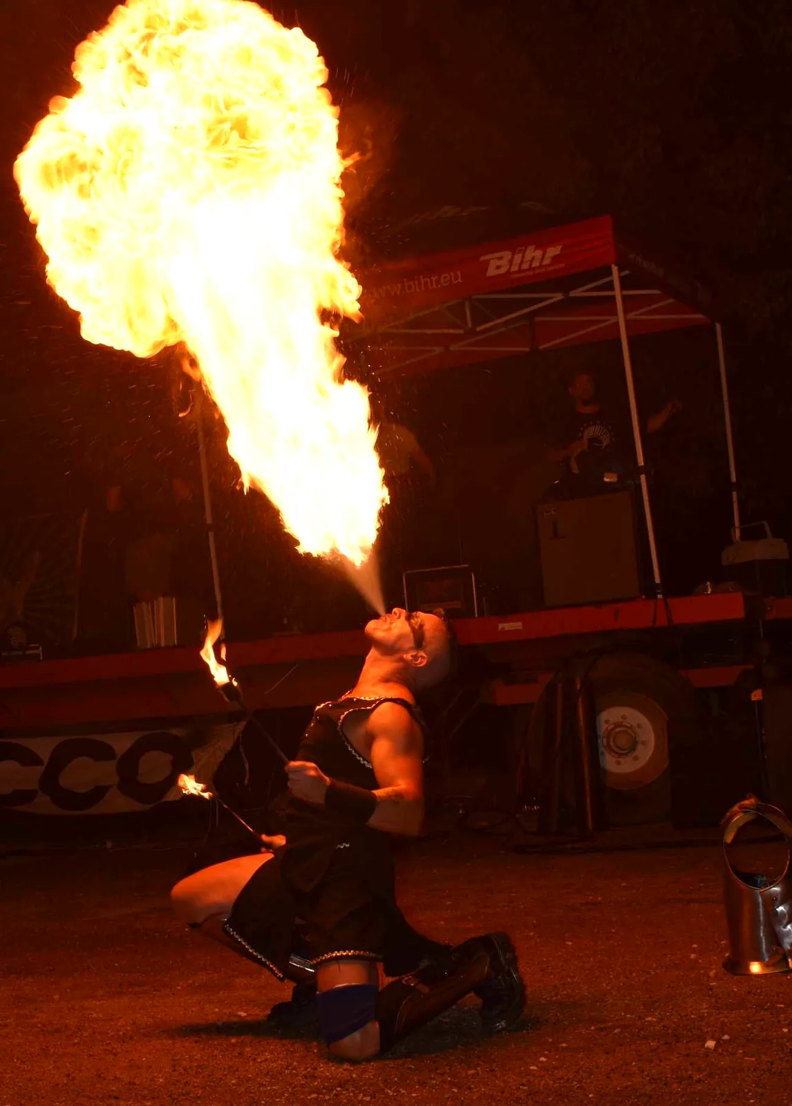 Artistes en ailes LED lors d’un spectacle lumineux nocturne