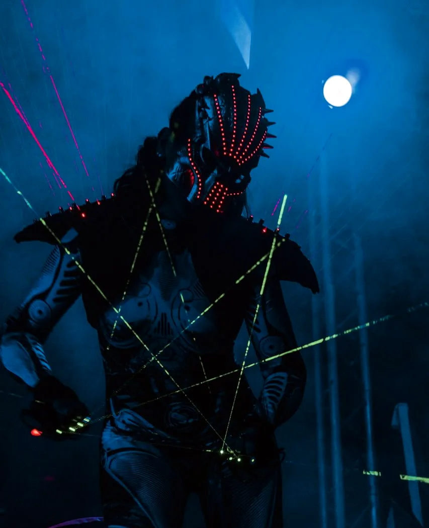 Artiste laser en costume LED lors d’un spectacle CALL Prod